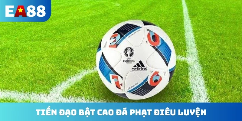Tiền đạo bật cao đá phạt điêu luyện